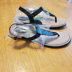 Born Concepts Faux Leather Women's Sandals With Buckle Closure sz 9m